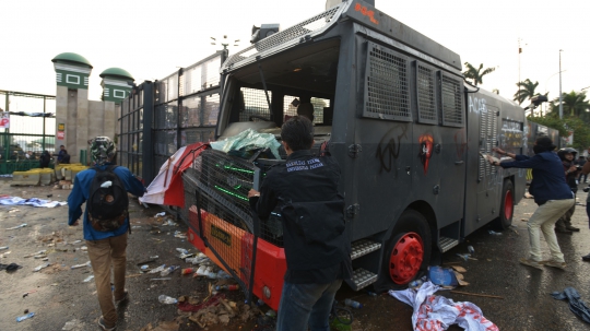 Demo Berakhir Ricuh, Pagar DPR Jebol dan Kendaraan Polisi Rusak