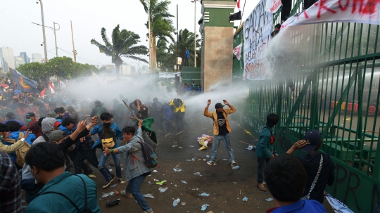 Demo Berakhir Ricuh, Pagar DPR Jebol dan Kendaraan Polisi Rusak