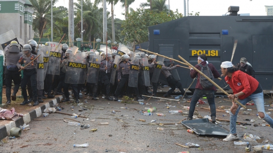 Demo Berakhir Ricuh, Pagar DPR Jebol dan Kendaraan Polisi Rusak