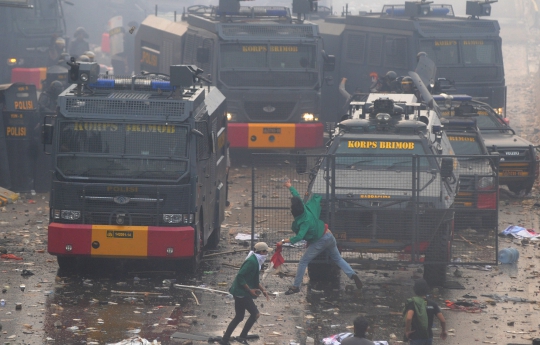 Situasi Mencekam Bentrokan Polisi dan Mahasiswa di DPR