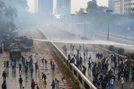 Situasi Mencekam Bentrokan Polisi dan Mahasiswa di DPR