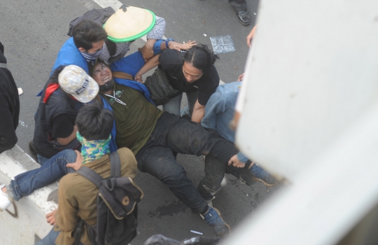 Situasi Mencekam Bentrokan Polisi dan Mahasiswa di DPR