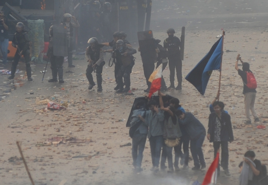 Situasi Mencekam Bentrokan Polisi dan Mahasiswa di DPR
