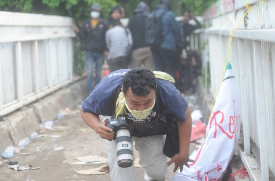 Jurnalis Lindungi Diri dari Pedasnya Gas Air Mata Bentrokan di DPR