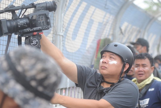 Jurnalis Lindungi Diri dari Pedasnya Gas Air Mata Bentrokan di DPR
