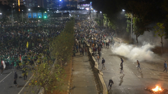 Hingga Malam, Bentrokan Massa dan Polisi Masih Mencekam