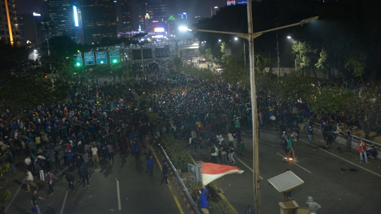 Hingga Malam, Bentrokan Massa dan Polisi Masih Mencekam