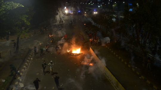 Hingga Malam, Bentrokan Massa dan Polisi Masih Mencekam
