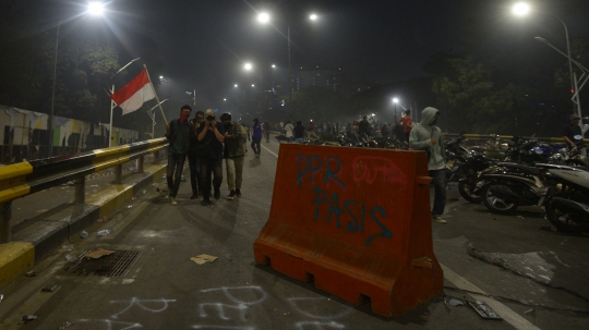 Hingga Malam, Bentrokan Massa dan Polisi Masih Mencekam