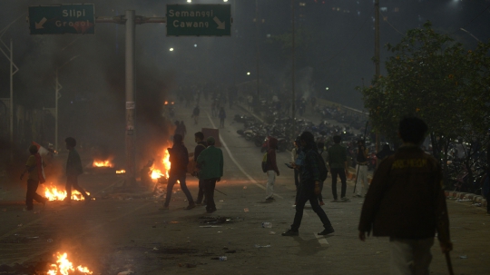 Hingga Malam, Bentrokan Massa dan Polisi Masih Mencekam