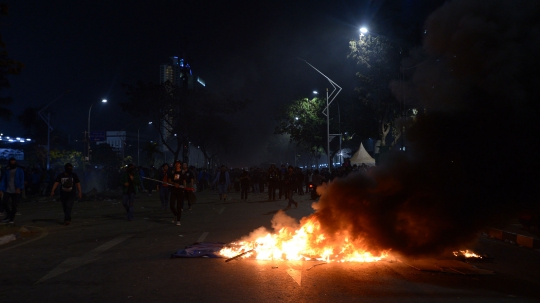 Hingga Malam, Bentrokan Massa dan Polisi Masih Mencekam