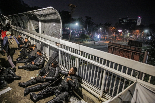 Ketika Polisi Melepas Lelah Usai Bubarkan Pendemo di DPR