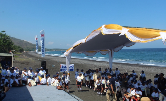 Aksi 'Clean Up the World' bersama Suzuki Marine di Pantai Kusamba