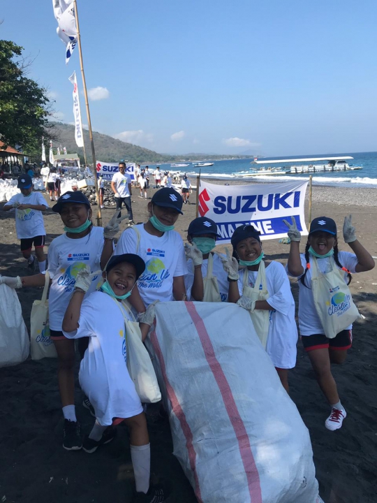 Aksi 'Clean Up the World' bersama Suzuki Marine di Pantai Kusamba