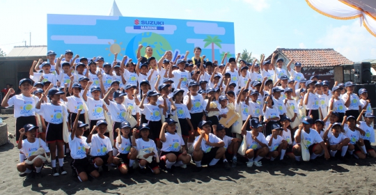 Aksi 'Clean Up the World' bersama Suzuki Marine di Pantai Kusamba