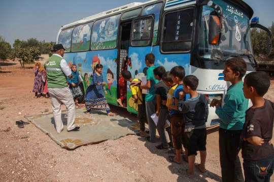 Mengintip Keseruan Anak-Anak Suriah Belajar di Dalam Bus