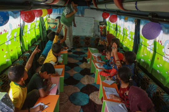 Mengintip Keseruan Anak-Anak Suriah Belajar di Dalam Bus