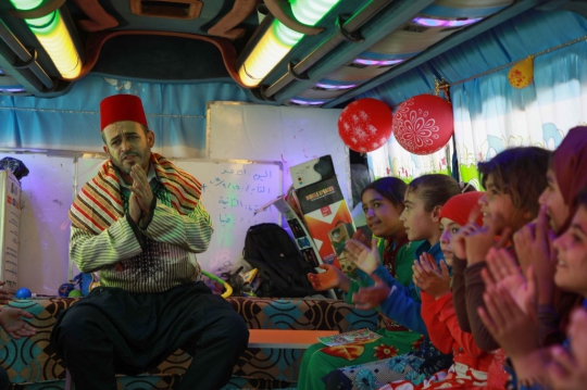 Mengintip Keseruan Anak-Anak Suriah Belajar di Dalam Bus