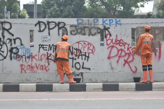 Berjibaku Memperbaiki Fasilitas Rusak di Depan Gedung DPR