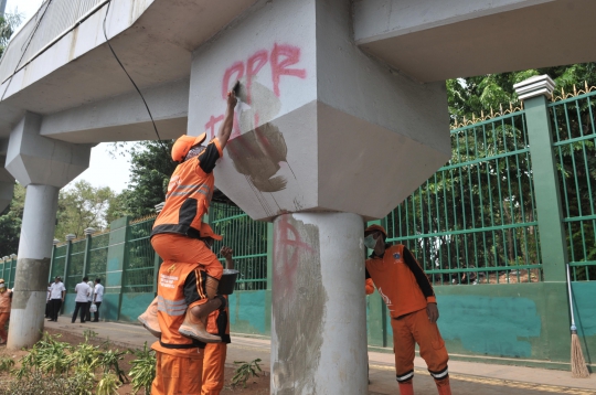 Berjibaku Memperbaiki Fasilitas Rusak di Depan Gedung DPR