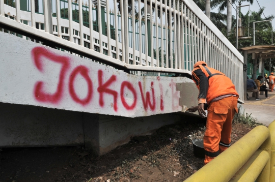 Berjibaku Memperbaiki Fasilitas Rusak di Depan Gedung DPR