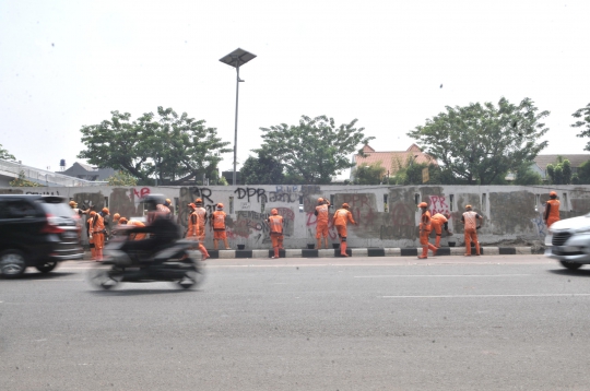 Berjibaku Memperbaiki Fasilitas Rusak di Depan Gedung DPR