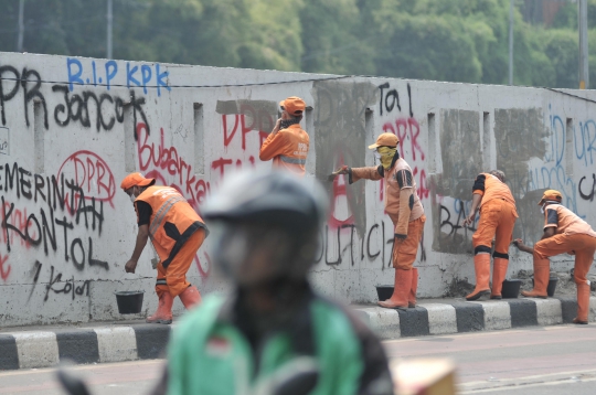 Berjibaku Memperbaiki Fasilitas Rusak di Depan Gedung DPR