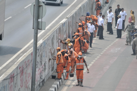 Berjibaku Memperbaiki Fasilitas Rusak di Depan Gedung DPR