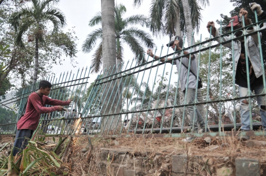 Berjibaku Memperbaiki Fasilitas Rusak di Depan Gedung DPR