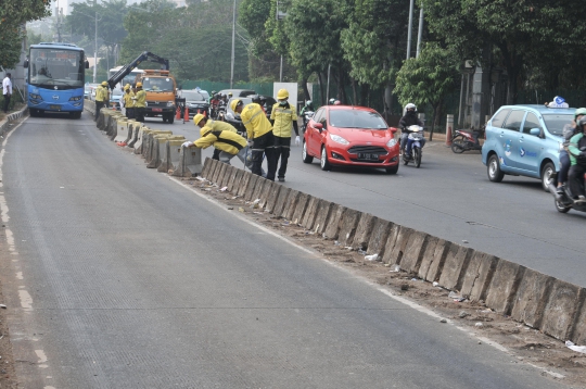 Berjibaku Memperbaiki Fasilitas Rusak di Depan Gedung DPR