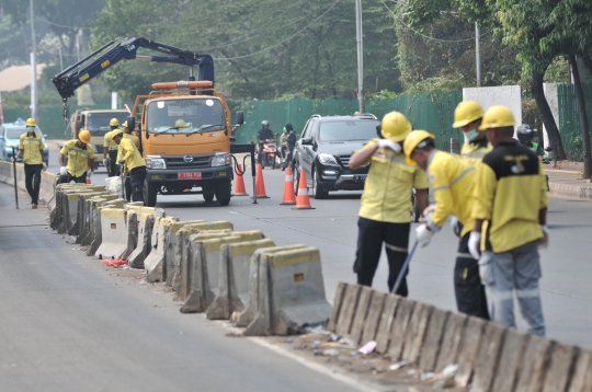 Berjibaku Memperbaiki Fasilitas Rusak di Depan Gedung DPR