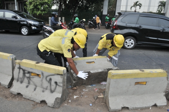 Berjibaku Memperbaiki Fasilitas Rusak di Depan Gedung DPR