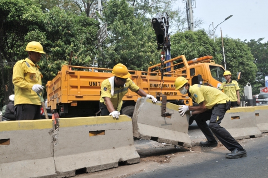 Berjibaku Memperbaiki Fasilitas Rusak di Depan Gedung DPR