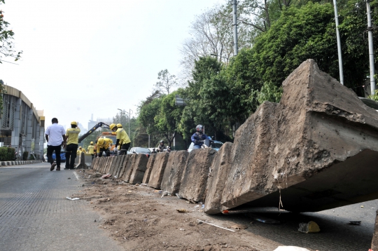 Berjibaku Memperbaiki Fasilitas Rusak di Depan Gedung DPR