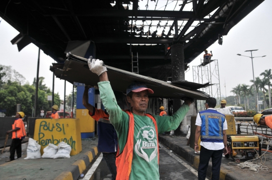 Kondisi Gerbang Tol Pejompongan Hangus Dibakar Pendemo