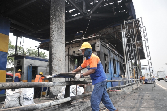 Kondisi Gerbang Tol Pejompongan Hangus Dibakar Pendemo