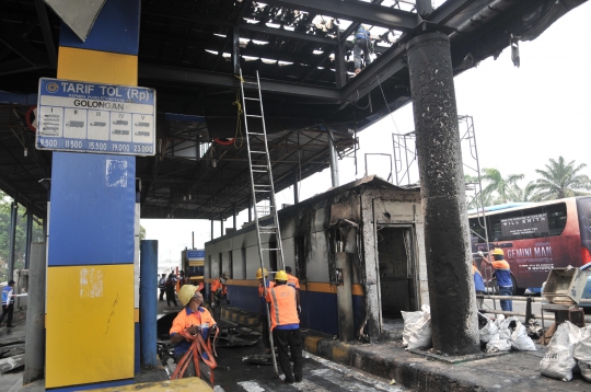 Kondisi Gerbang Tol Pejompongan Hangus Dibakar Pendemo