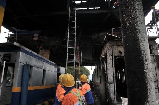 Kondisi Gerbang Tol Pejompongan Hangus Dibakar Pendemo