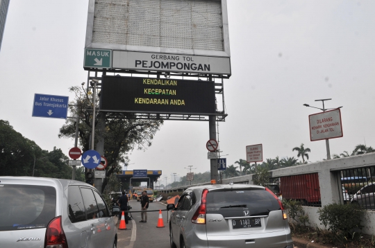 Kondisi Gerbang Tol Pejompongan Hangus Dibakar Pendemo