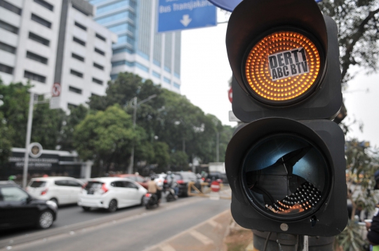 Kondisi Gerbang Tol Pejompongan Hangus Dibakar Pendemo