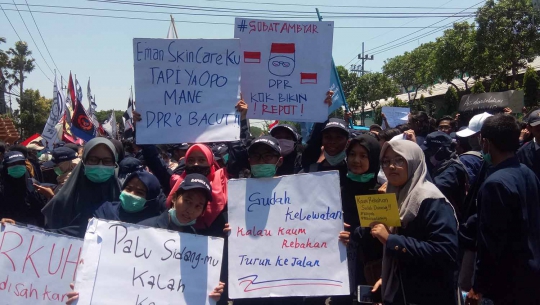 Poster-Poster Lucu Mewarnai Aksi Demonstrasi Mahasiswa di Surabaya