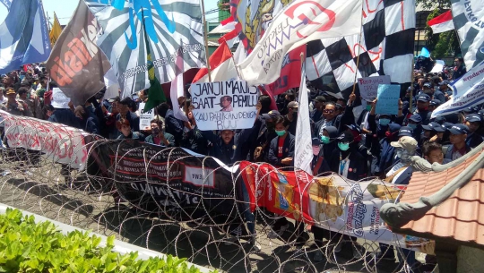 Poster-Poster Lucu Mewarnai Aksi Demonstrasi Mahasiswa di Surabaya