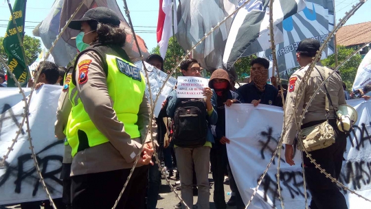 Poster-Poster Lucu Mewarnai Aksi Demonstrasi Mahasiswa di Surabaya