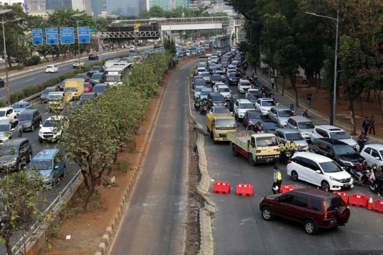 Jalan Depan Gedung Parlemen Masih Ditutup