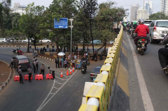 Jalan Depan Gedung Parlemen Masih Ditutup