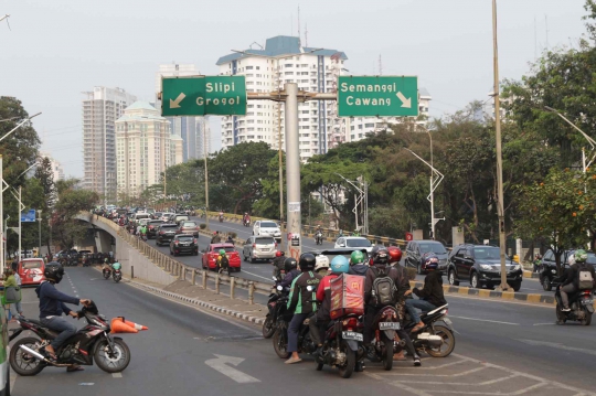 Jalan Depan Gedung Parlemen Masih Ditutup