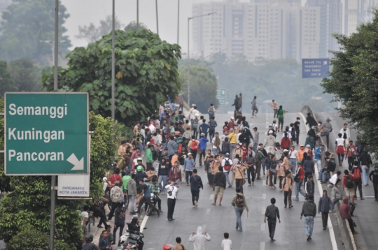 Bentrokan Sengit Siswa dan Polisi di Jalan Layang Slipi