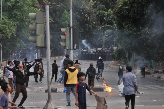 Bentrokan Sengit Siswa dan Polisi di Jalan Layang Slipi