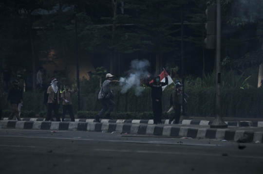 Bentrokan Sengit Siswa dan Polisi di Jalan Layang Slipi