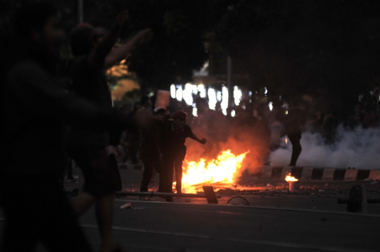 Bentrokan Sengit Siswa dan Polisi di Jalan Layang Slipi